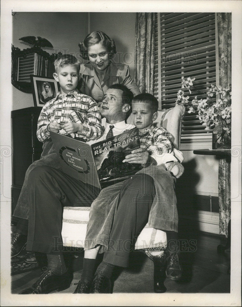 1950 Press Photo George Smithers Rosemary Children Bruce John Book Read Wife - Historic Images