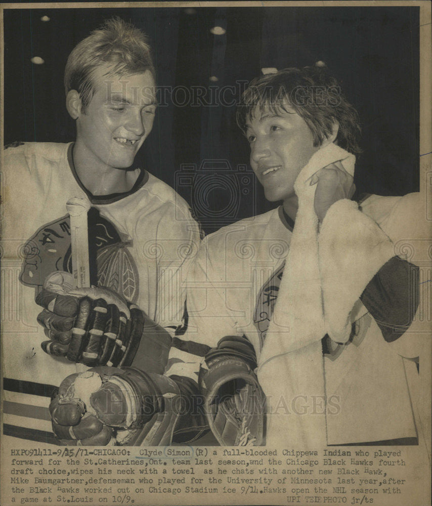 1971 Press Photo Clyde Simon Chicago Black Hawks Forward Mike Baumgartner - Historic Images