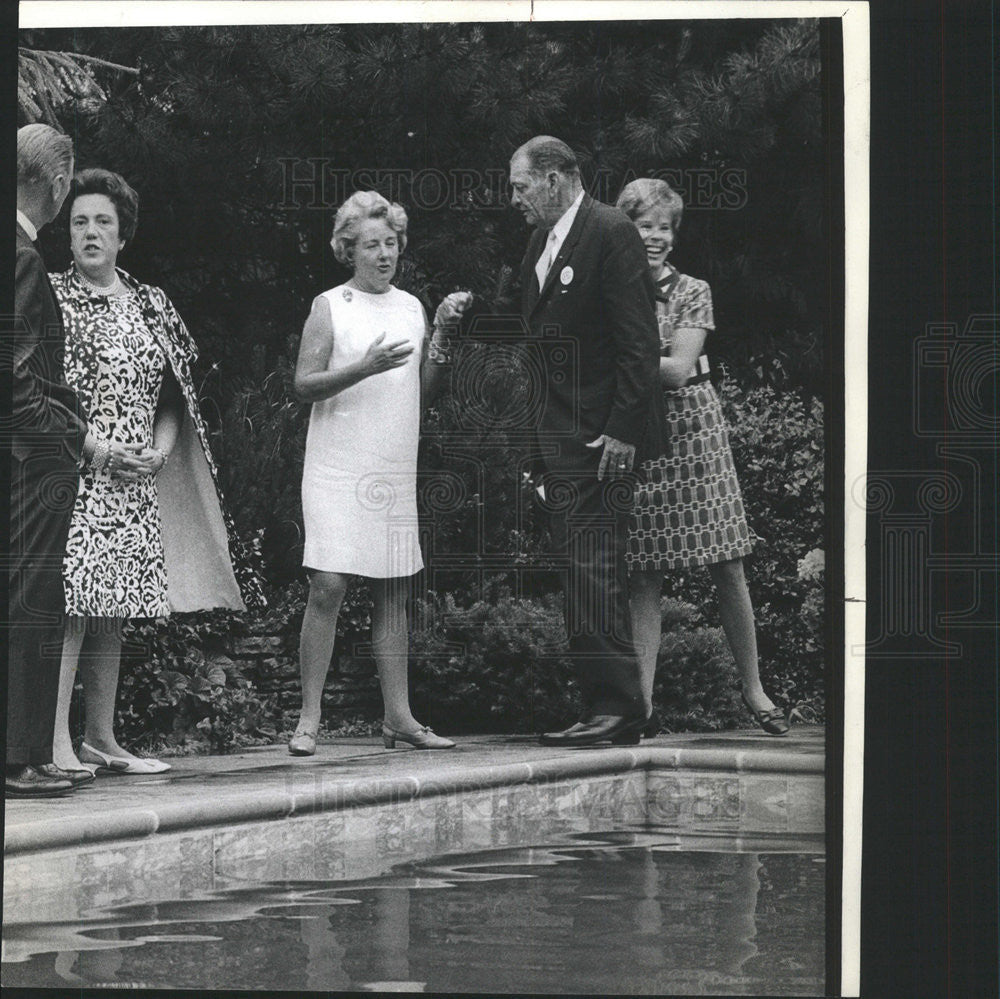 1968 Press Photo Mrs Richard W. Simmons W/ Mr Charles H. Dodson Around Her Pool - Historic Images