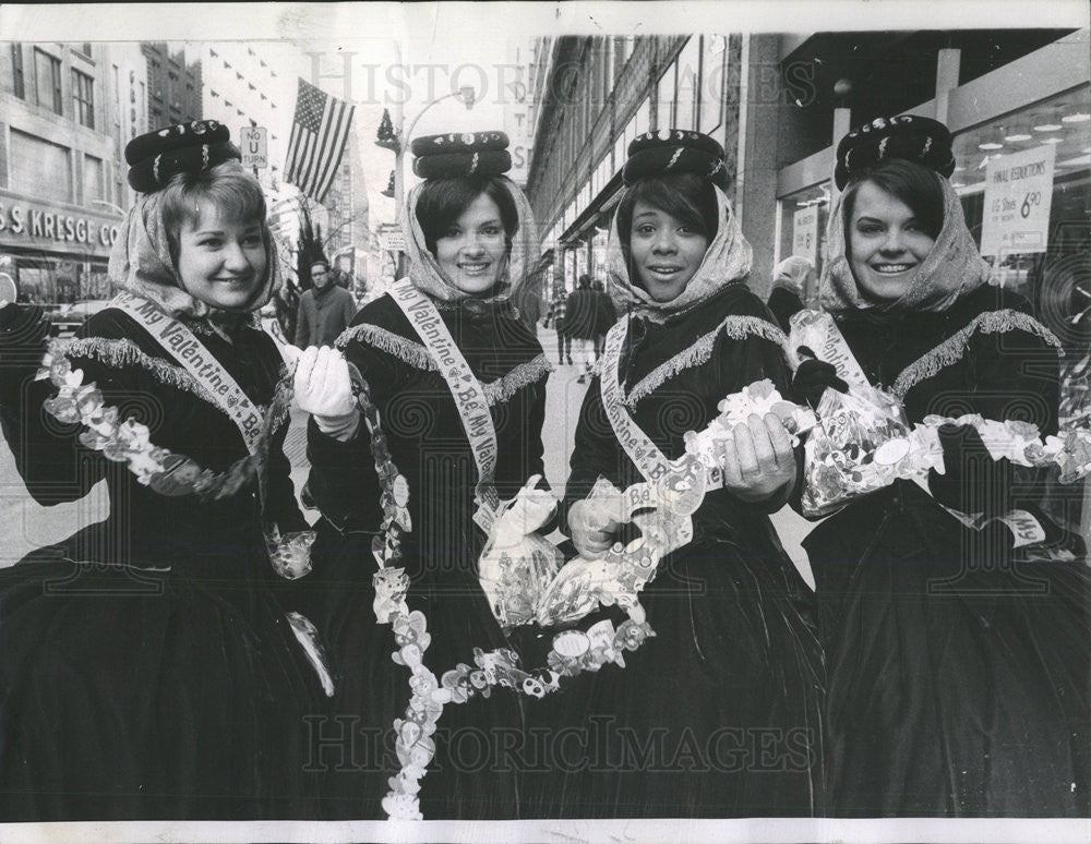 1968 Press Photo State Street Council&#39;s Star Queen &amp; Court Pass Out Valentines - Historic Images