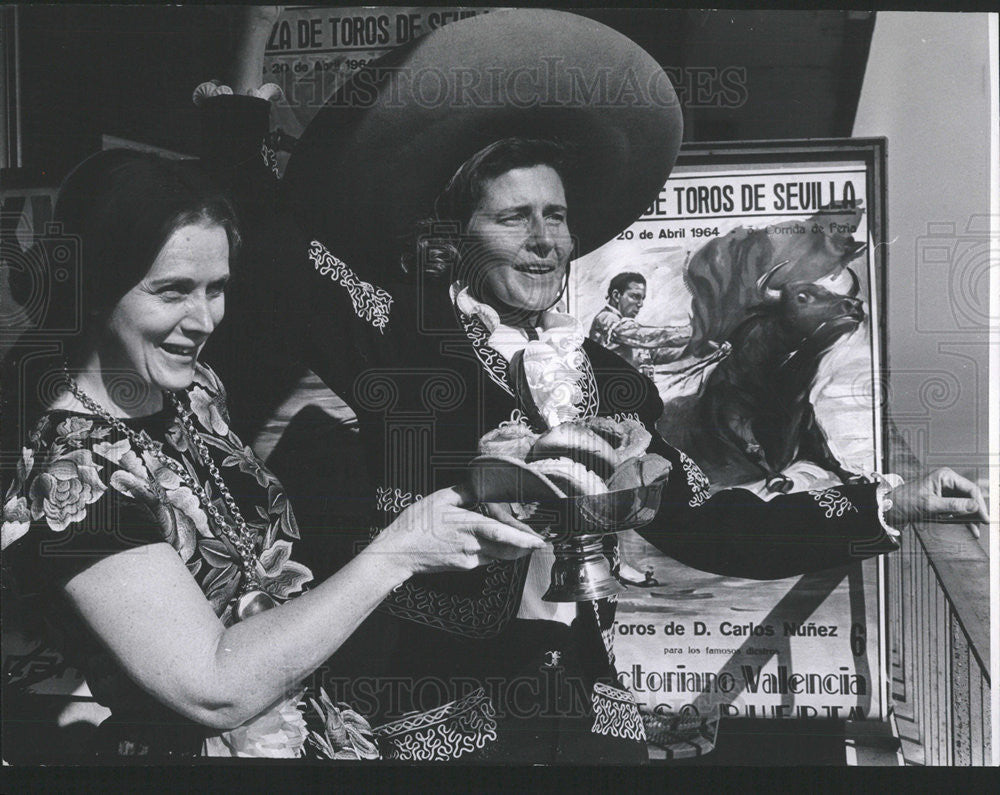 1968 Press Photo Walter Pancoe Coffee Mexicans Brunch James Alter - Historic Images