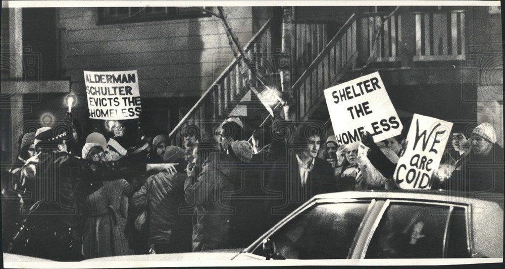 1981 Press Photo Protesters Picket the house of Chicago Alderman Eugene Schulten - Historic Images