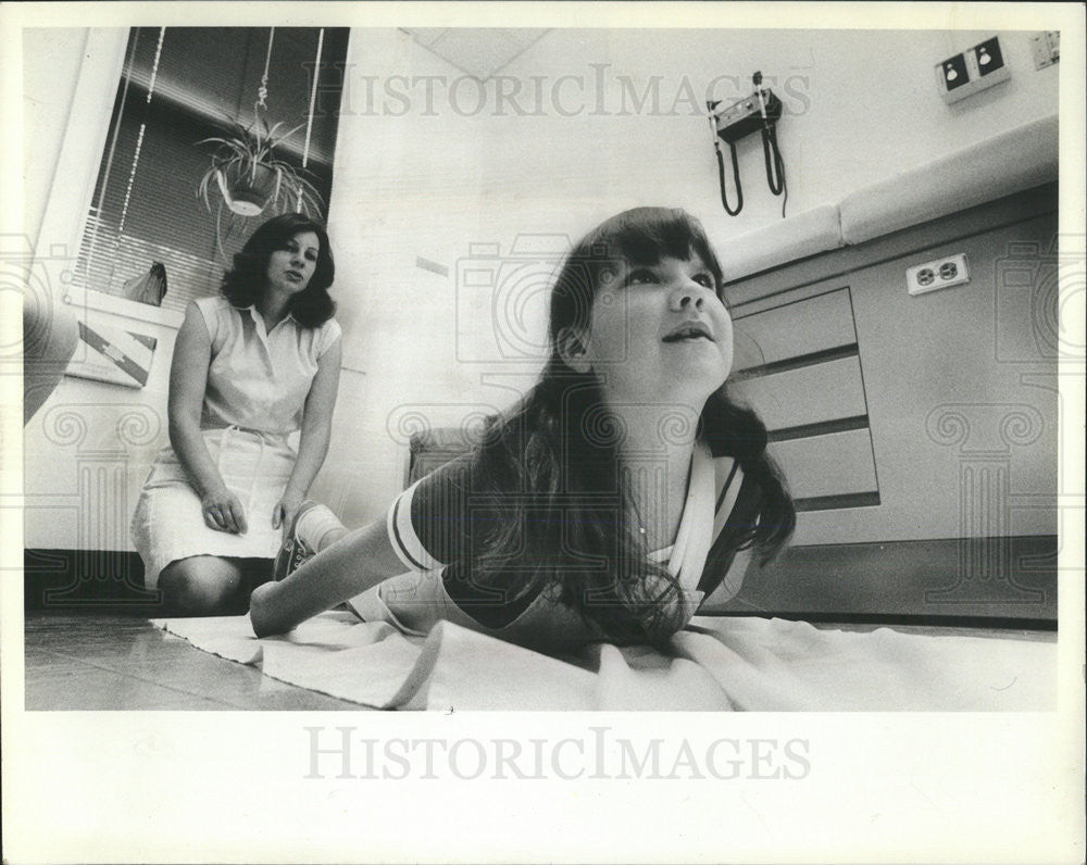 1982 Press Photo Carol Skadauski Juvenile arthritis exercises mother Kathy - Historic Images