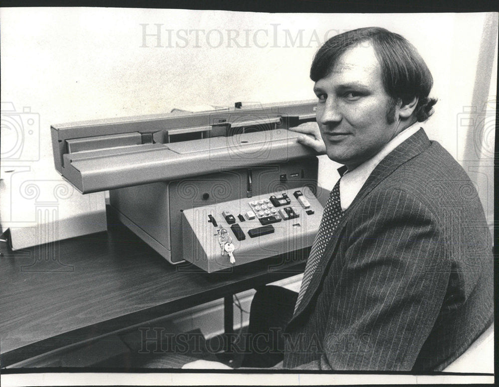 1976 Press Photo Christopher Skaar Jr  Equitable Life Ass Society &amp; MICR Machine - Historic Images