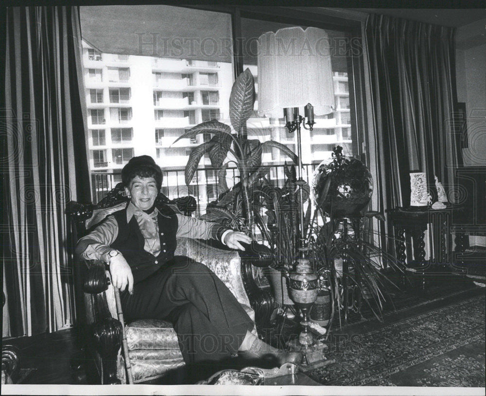 1977 Press Photo Mrs. Susan Ritter of Malibu High-Rise in Chicago, IL ...