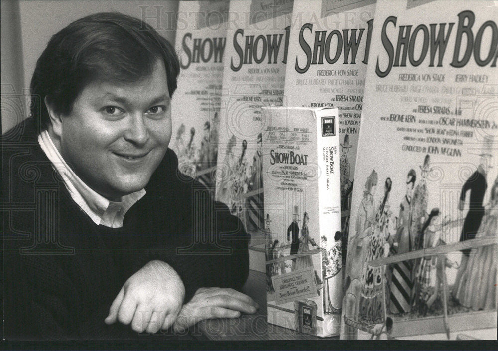 1988 Press Photo John McGlinn Proudly Shows Off Show Boat Album - Historic Images