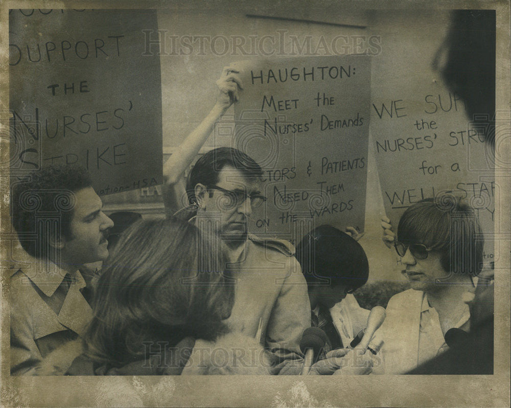 1976 Press Photo Dr Patrick McGinnis Staff Cook Doctors Conference Krejosi - Historic Images