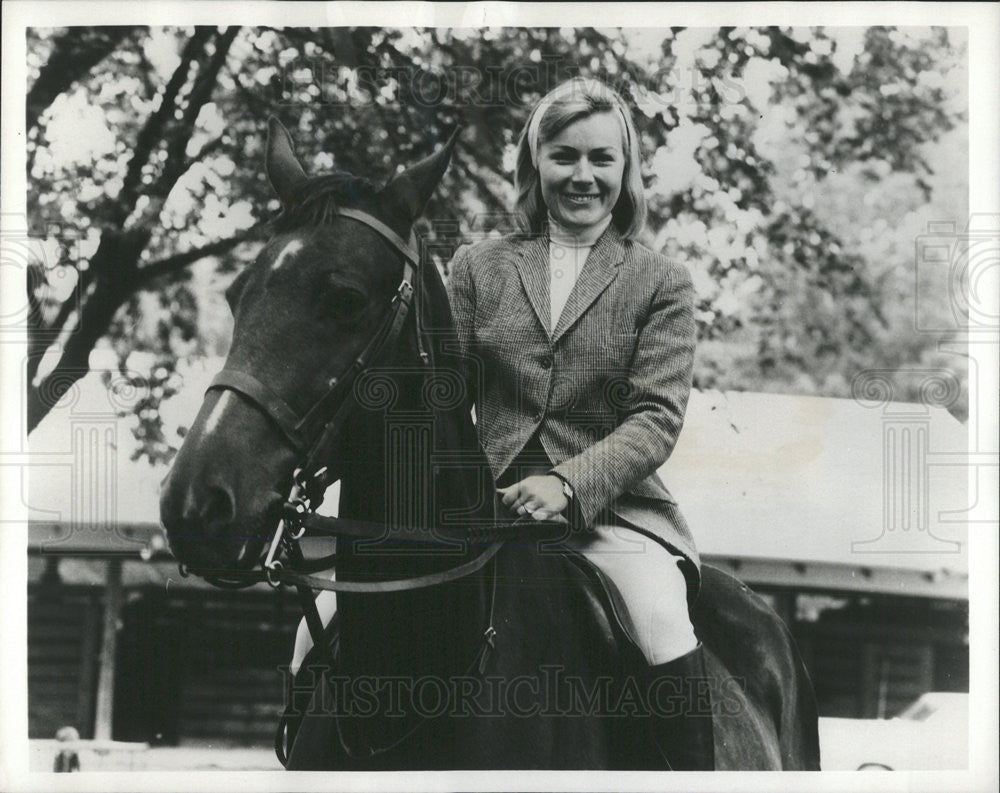 1965 Press Photo Clara McGinnis Riding Instructor Oak Brook School Horsemanship - Historic Images