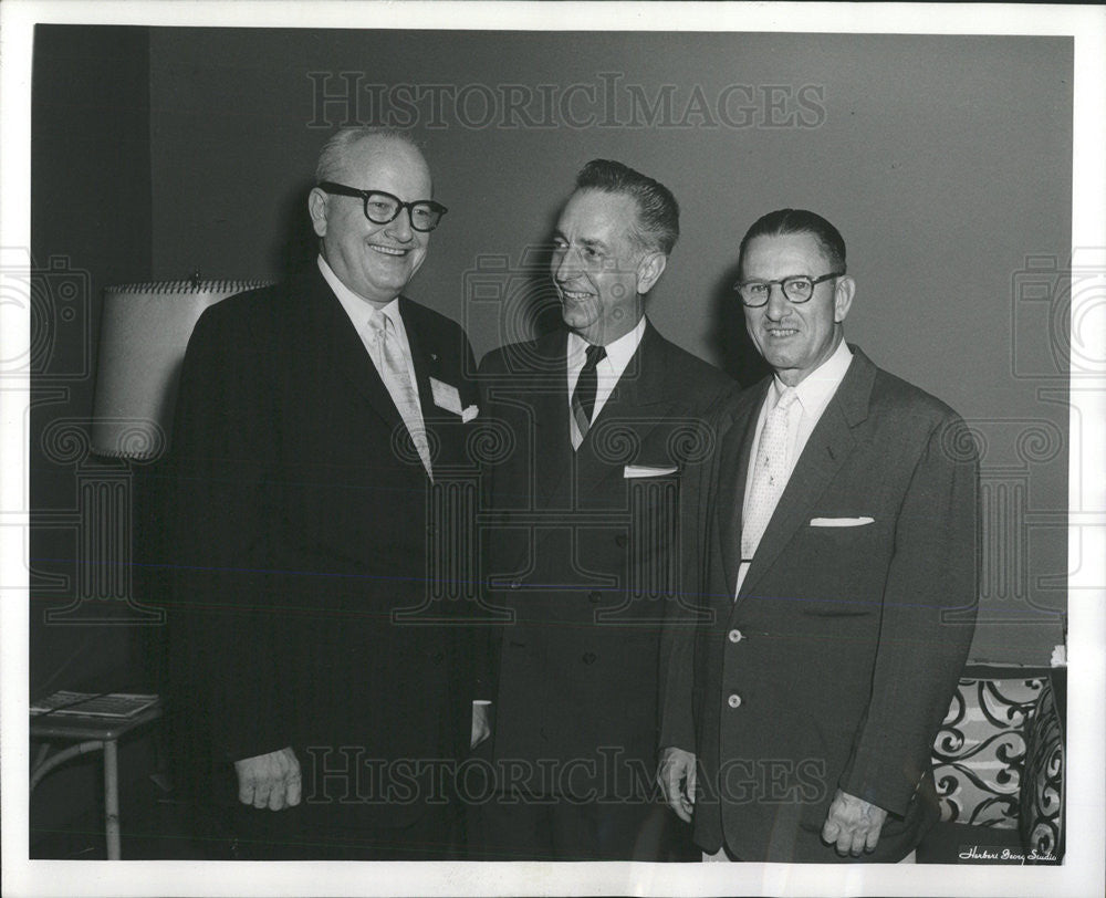 1956 Press Photo Schroeder McElroy O&#39;Brien Postmaster Franklin Life Insurance - Historic Images