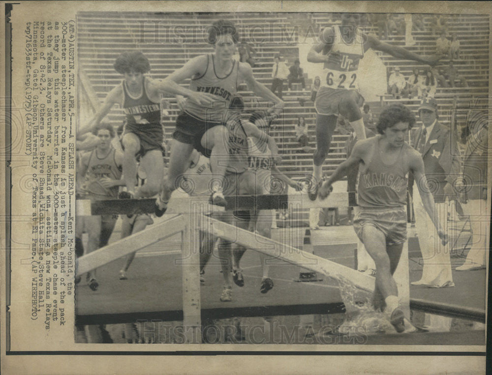 1975 Press Photo Kent McDonald is Ahead of the Pack in the 3000-Meter Steeple - Historic Images