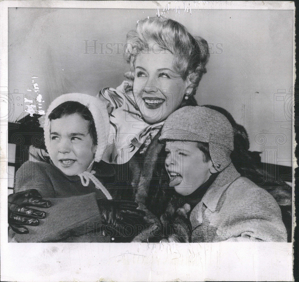 1957 Press Photo Missing Actress, Marie McDonald, Pictured with Children - Historic Images