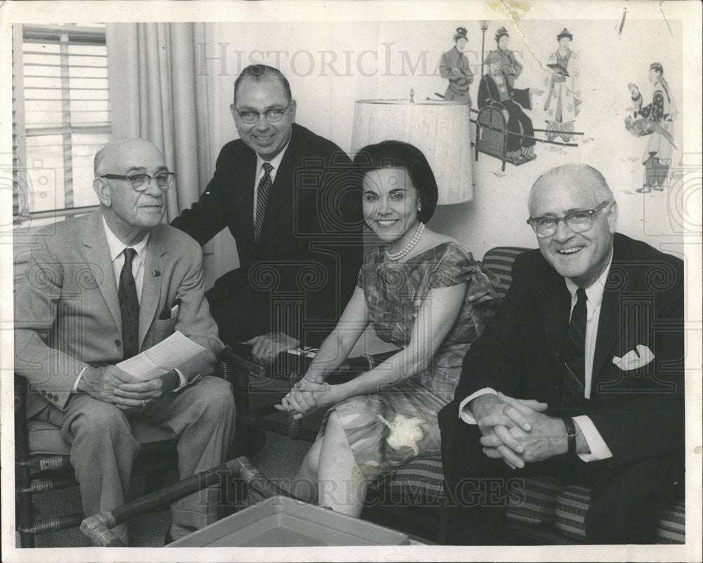 1963 Press Photo Stanley Banyon Paladium Benton Rarbor Mich Tiffany Loftus - Historic Images