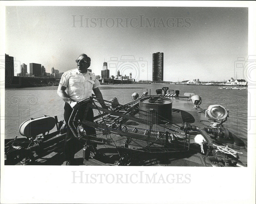 1981 Press Photo Dan Sliwa Aboard Fireboat and Joseph Medill With Stretcher - Historic Images