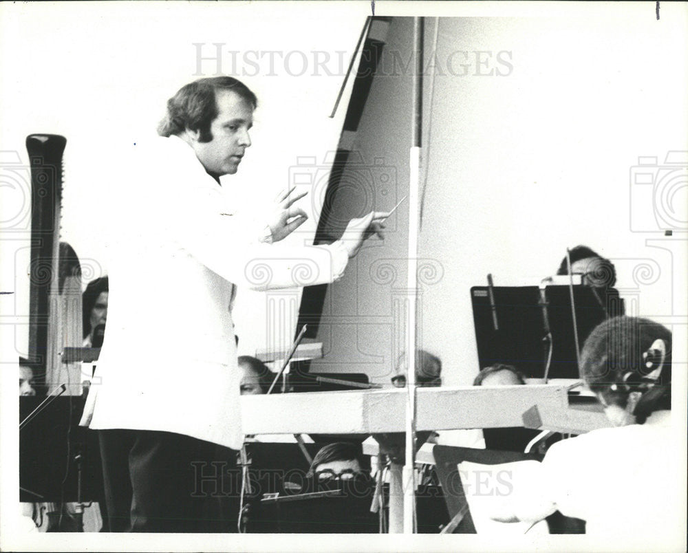 1975 Press Photo Leonard Slatkin is Leading the Grant Park Symphony Orchestra - Historic Images