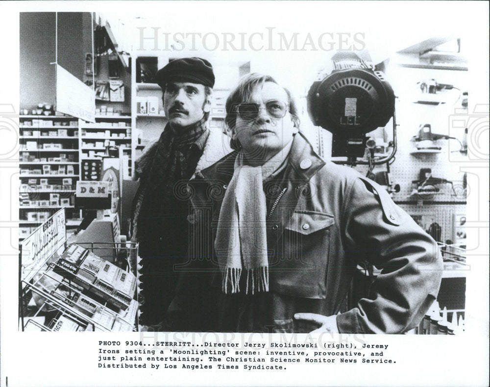 1982 Press Photo Jerzy Skolimowski and Jeremy Irons Setting Moonlighting Scene - Historic Images