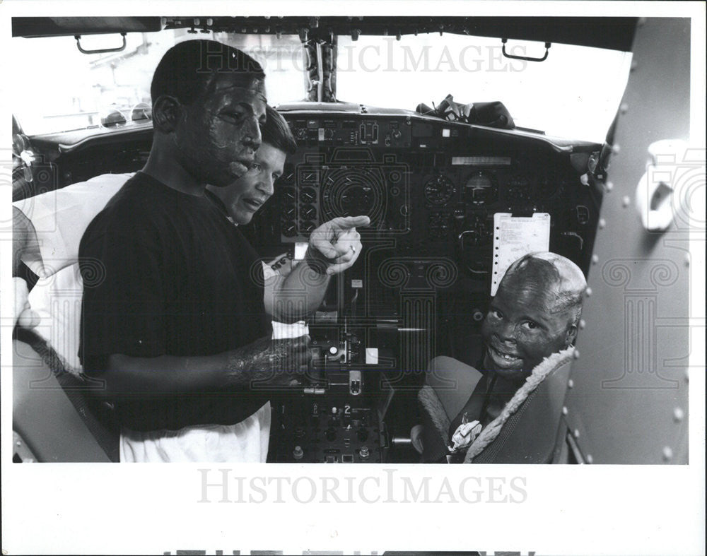 1999 Press Photo Capt Charlie Forbes Southwest Derrick Dalenna Williams Airlines - Historic Images