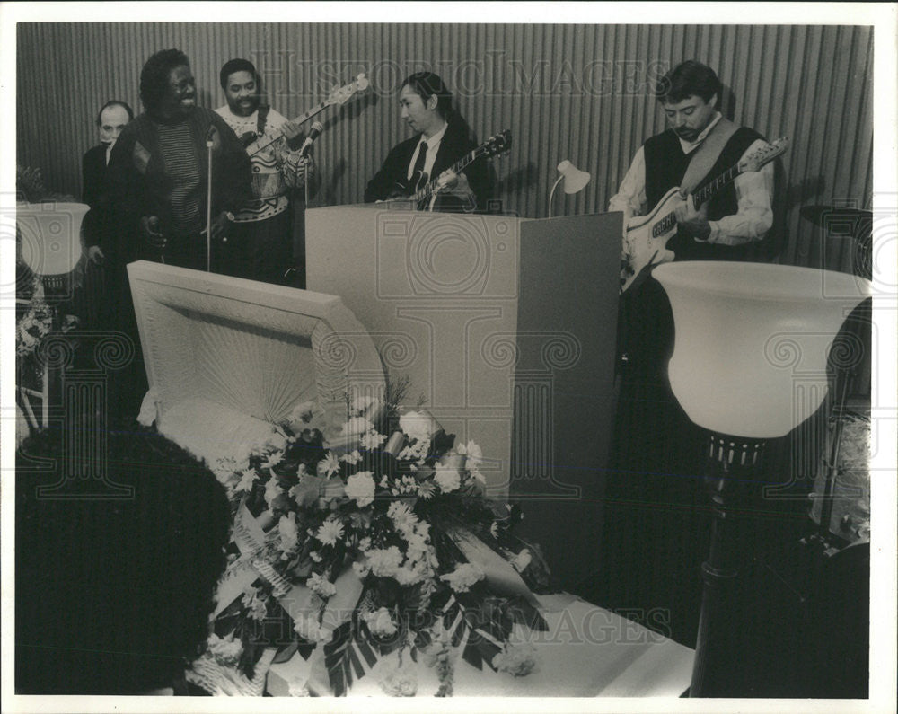 1993 Press Photo Carter Funeral Chapel Blues Star Singer Willie Kent Musicians - Historic Images