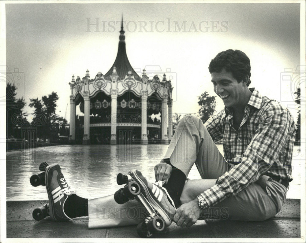 1979 Press Photo AM Chicago Cohost Robb Weller Roller Skates - Historic Images