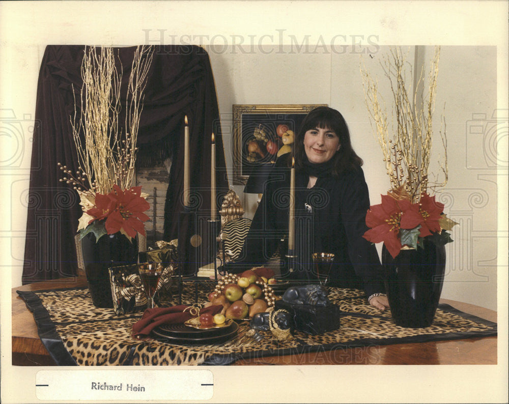 1989 Press Photo Shellee Wells Goes Wild With her Festive Holiday Decorations - Historic Images