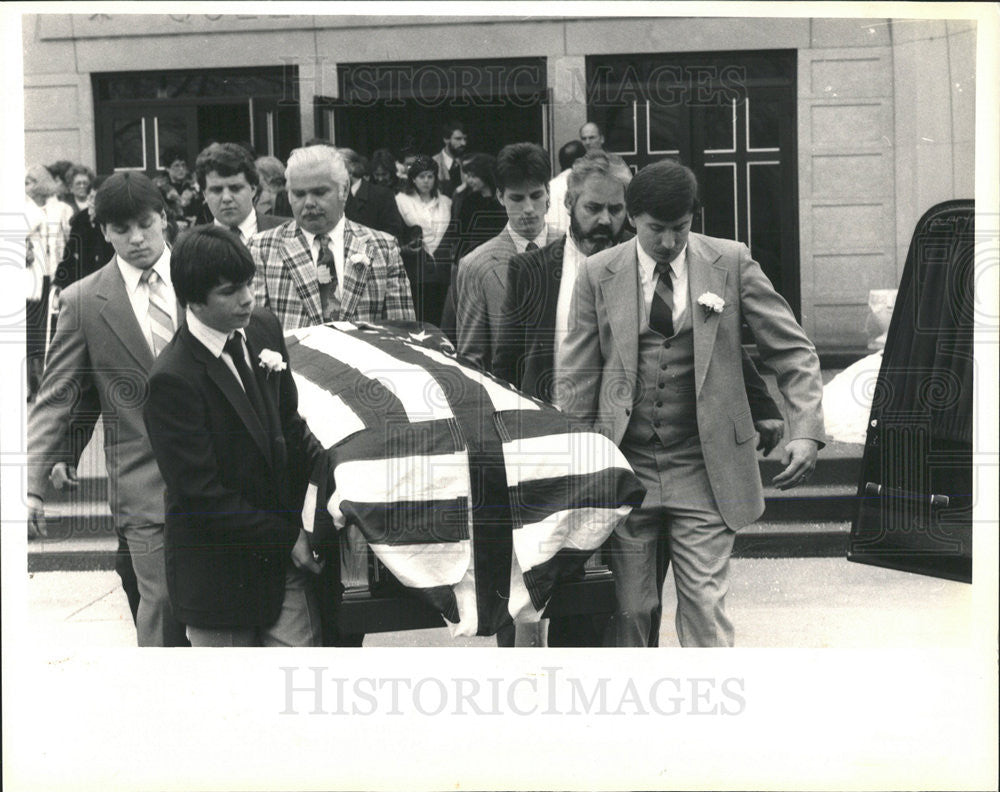 1988 Press Photo Pallbearers Carry Casket Garry Williamson Funeral Apostles - Historic Images