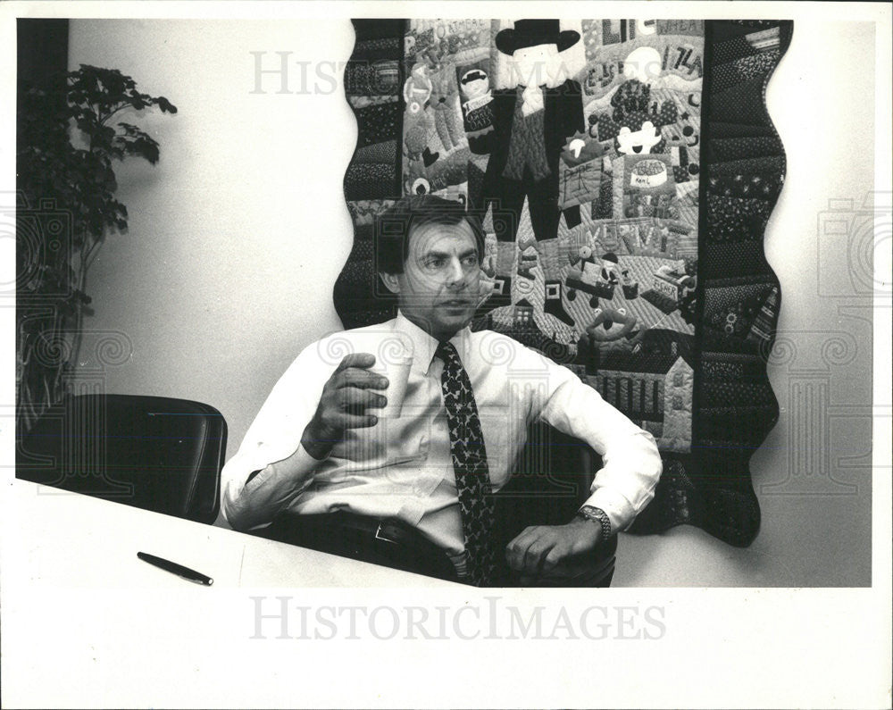 1985 Press Photo Bill Smithburg Chairman Chief Ex-Officer Quaker Cat Lenahan - Historic Images