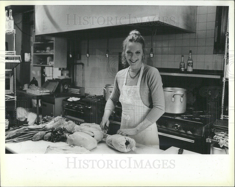 1983 Press Photo Chef Patricia Wallesverd Kitchen Jamieson House Poynette - Historic Images