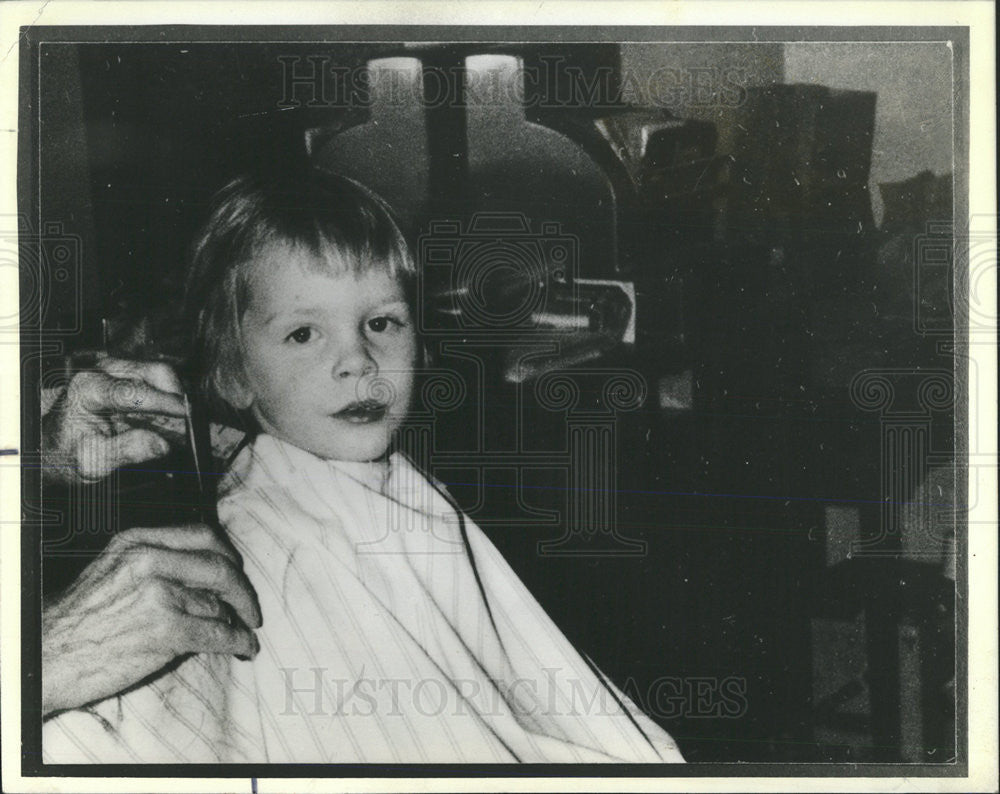 1983 Press Photo Jimmy Tontlewicz sits Barber Chair first Haircut Snap - Historic Images