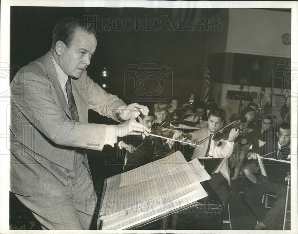 1943 Press Photo Raymond Paige - Historic Images