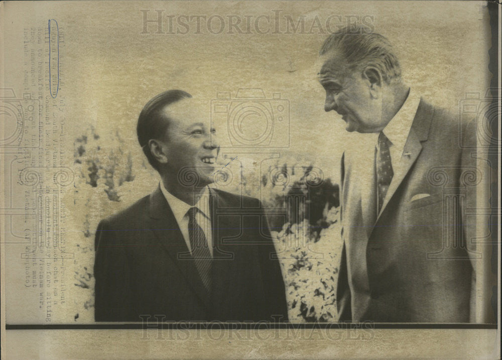 1967 Press Photo President Nguyen Van Thieu Vietnam Johnson Chat Breakfast - Historic Images