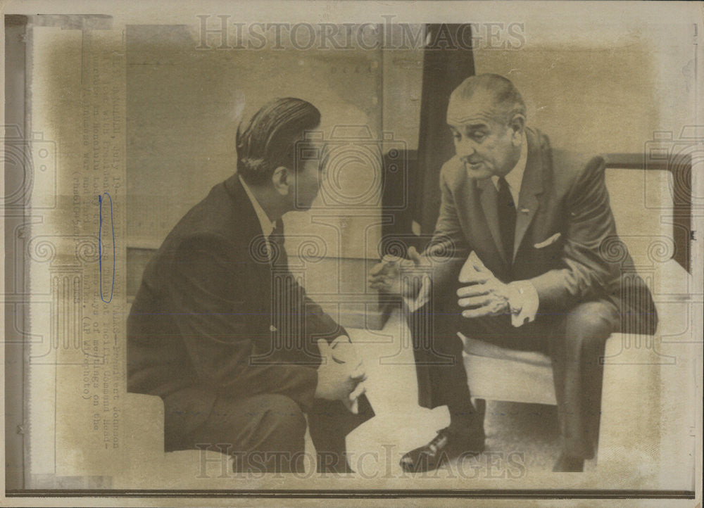 1968 Press Photo President Johnson talks another official - Historic Images