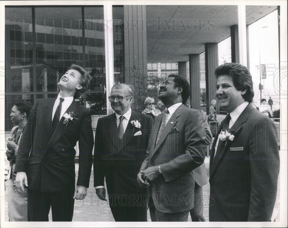 1988 Press Photo Major Sawyer Opening Triangular Swiss Grand Hotel Executives - Historic Images