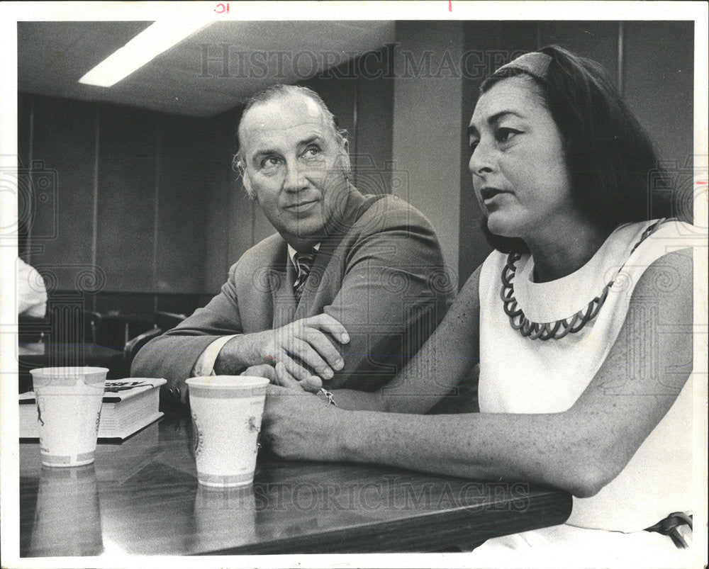 1971 Press Photo Earl Miriam Selby Authors Odyssey Interview - Historic Images