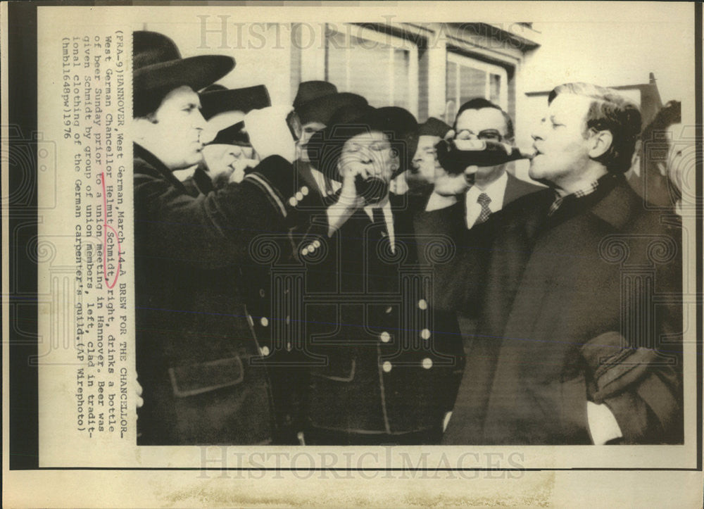 1976 Press Photo Chancellor West German Helmut Schmidt Drink Beer Hannover - Historic Images