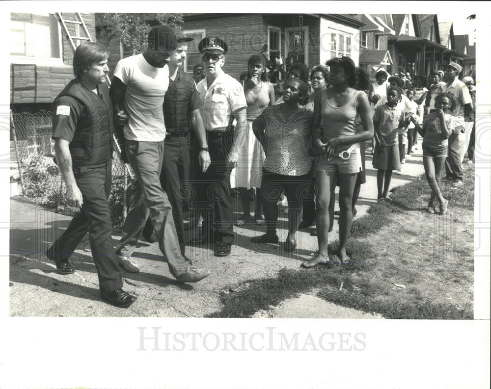 1985 Press Photo Nathan Watts led away by police after surrendering - Historic Images