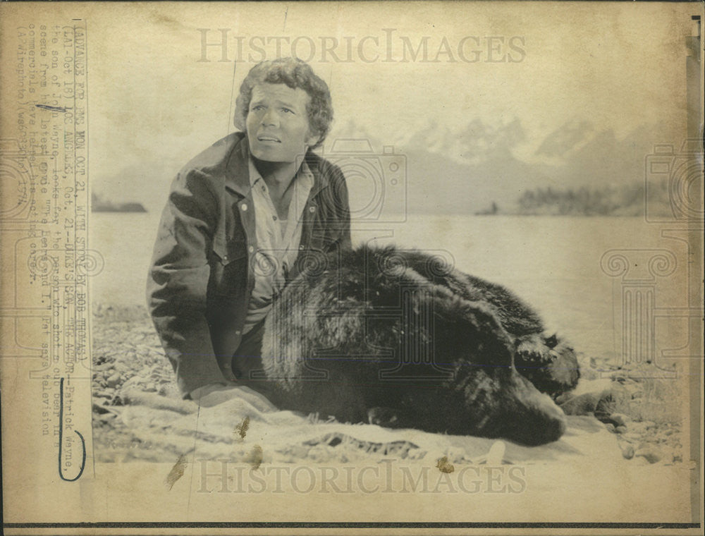 1974 Press Photo John Wayne Dukes Son Patrick Bob Ceremonies Bear - Historic Images