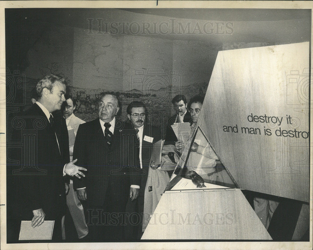 1975 Press Photo E. Lelan Webber, and Mayor Richard Daley - Historic Images