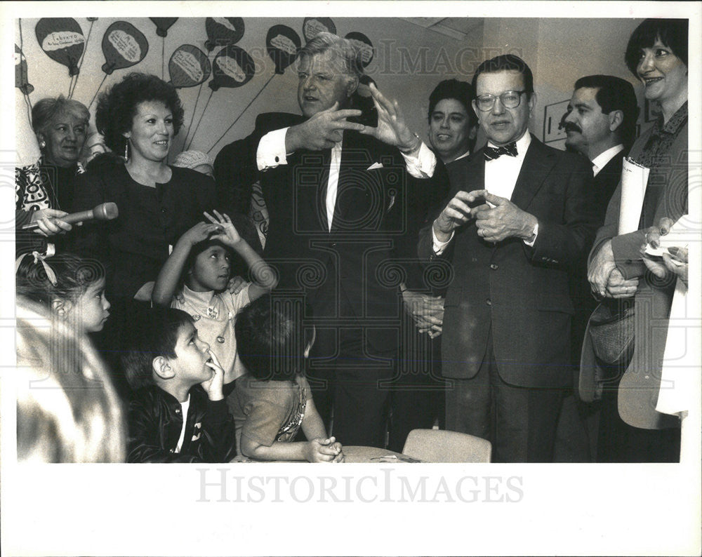 1990 Press Photo Senator Edward Kennedy Paul Simon El Hagar Del Nino Cay Care - Historic Images