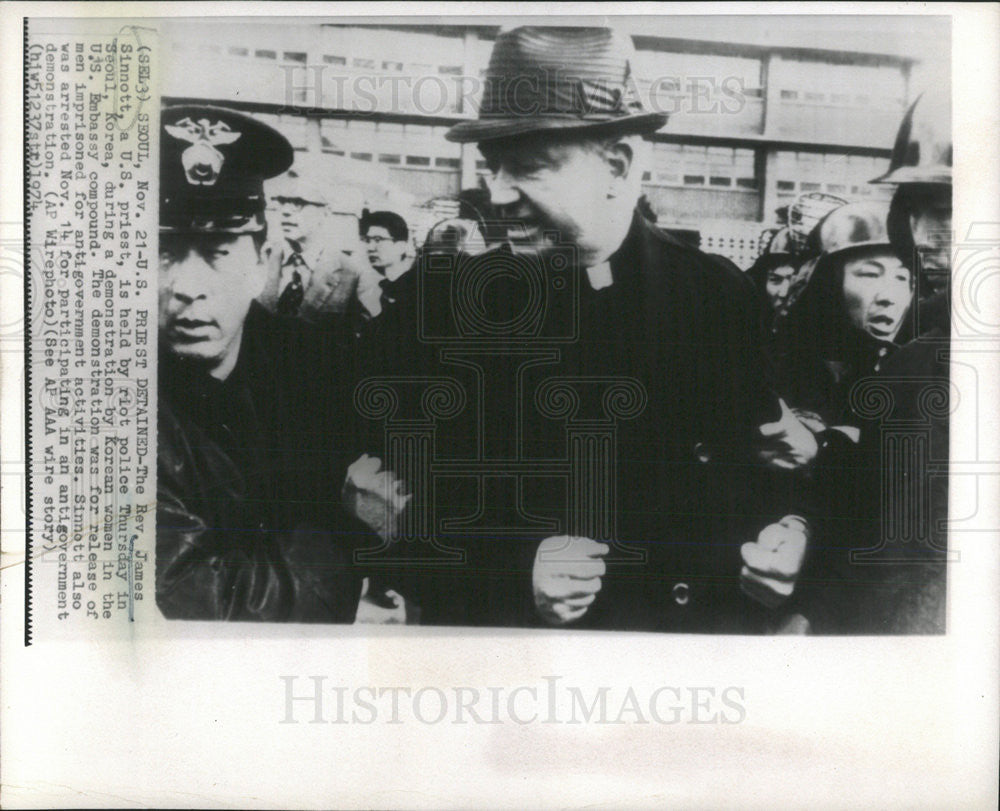 1974 Press Photo James Sinnott Priest US Seoul Korea Riot Police Women Embassy - Historic Images