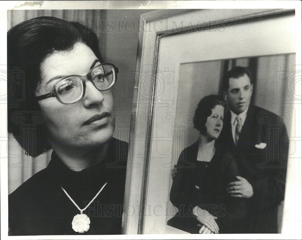 1979 Press Photo Marie Siefert with photo of parents  Mr. &amp; Mrs. Simon Mittelman - Historic Images