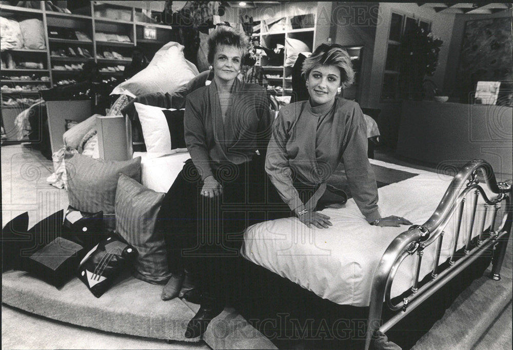 1990 Press Photo Leather Designer Vicki Semke &amp; Mom Bedding items - Historic Images