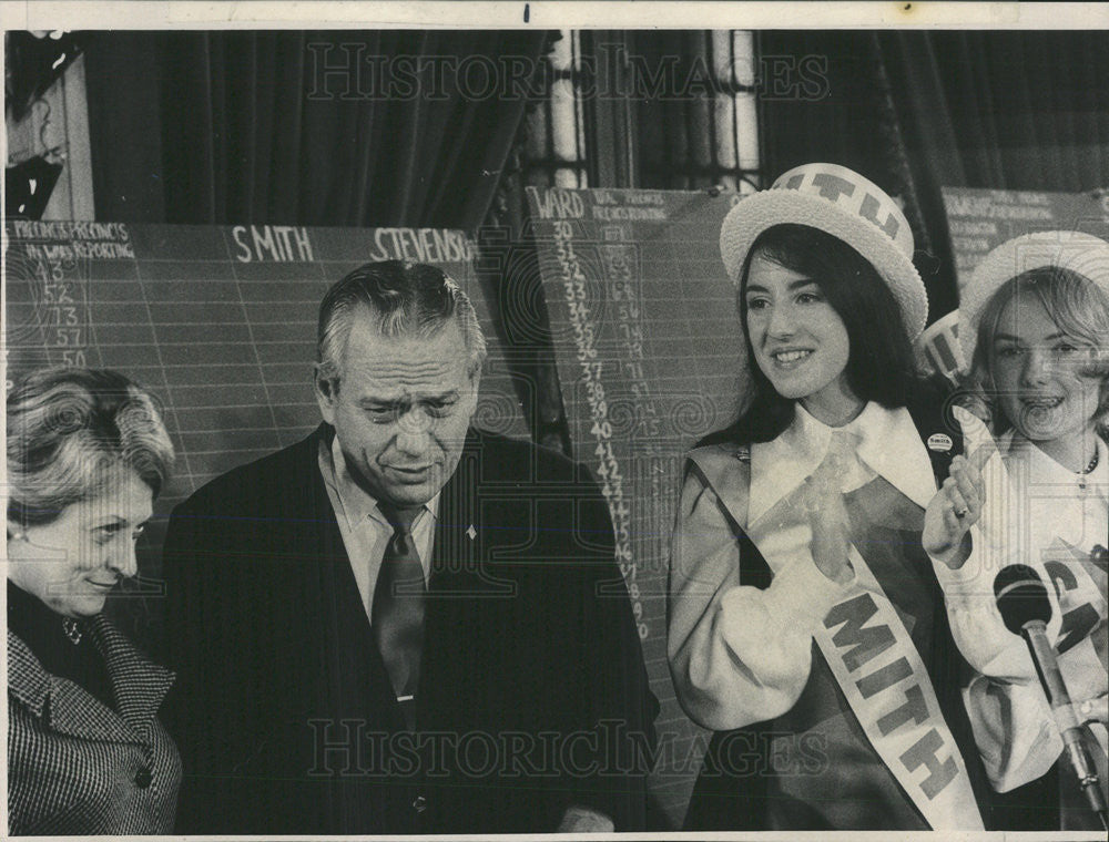 1970 Press Photo Sen. Ralph Smith concedes election as the &quot;Smith Girls&quot; applaud - Historic Images