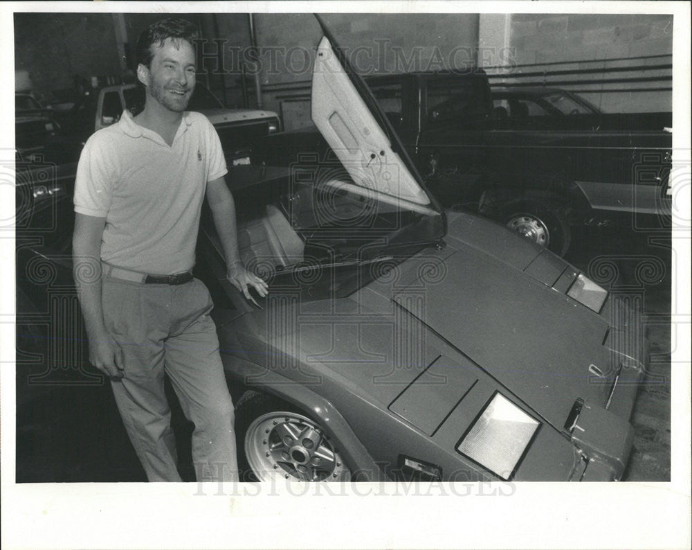 1989 Press Photo Pat Osiecki with his 1958 Corvette - Historic Images