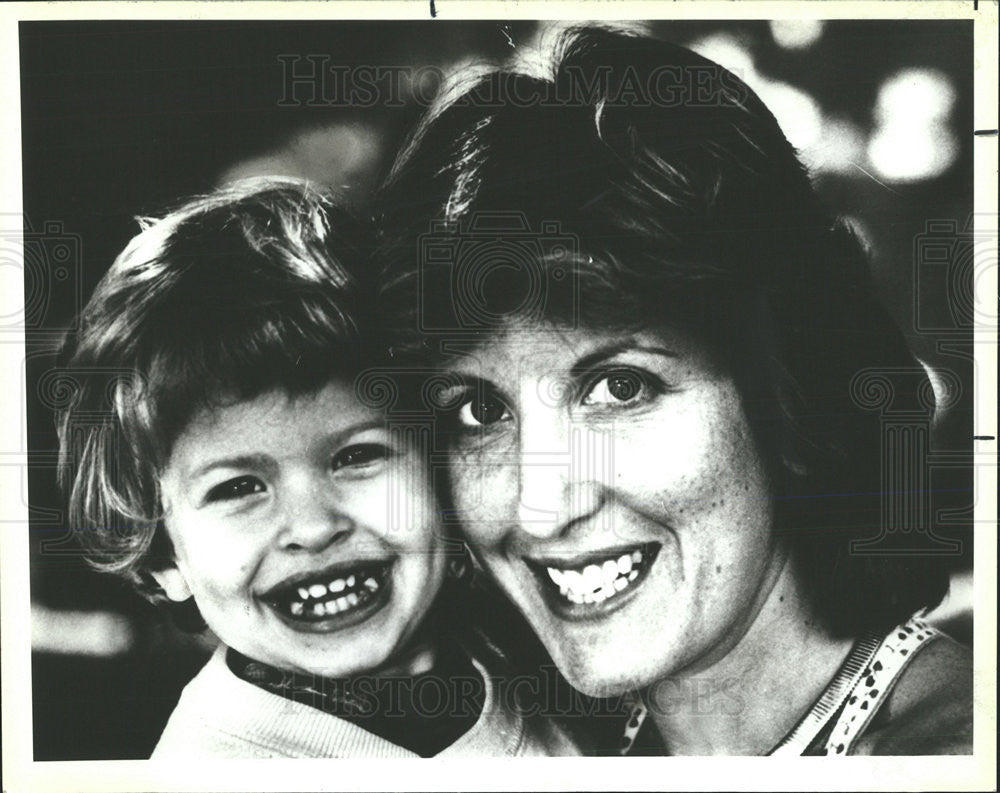 1984 Press Photo Deborah Steiner Van Rooyen Daughter Kierie Reunited - Historic Images