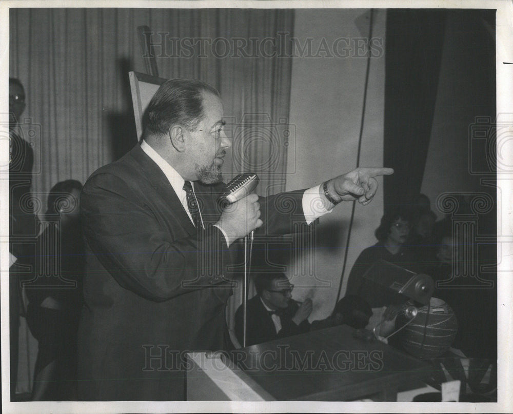 1959 Press Photo Auctioneer Tony Weitzel, Daily News Columnist - Historic Images