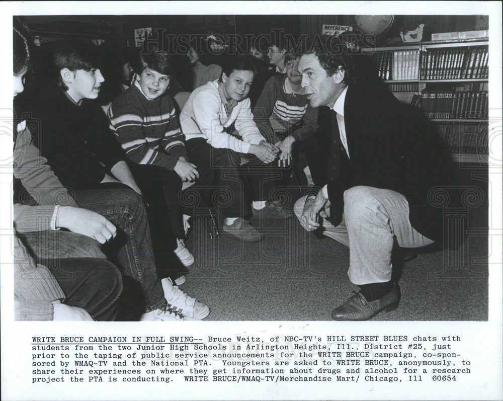 1985 Press Photo Bruce Weitz &quot;Hill Street Blues&quot; chats with students - Historic Images