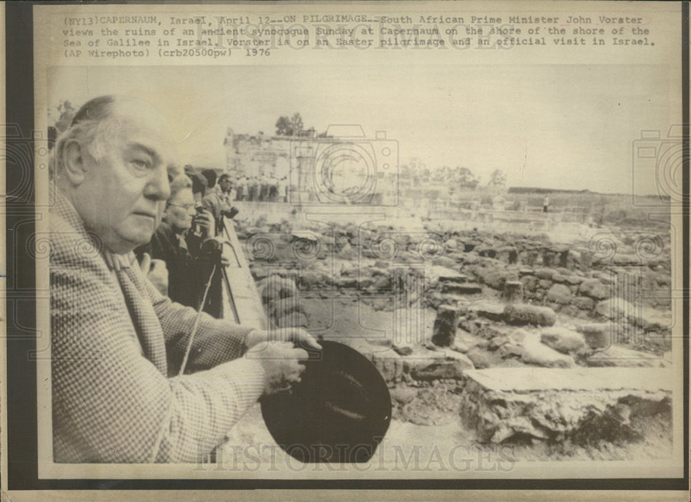 1976 Press Photo South African Prime Minister View Ruins of Ancient Synagogue - Historic Images