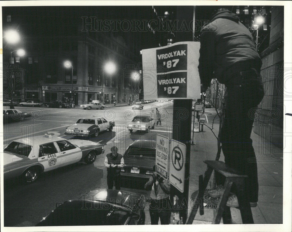 1986 Press Photo Campaign Workers Vrdolyak For Mayor Signs City Hall - Historic Images