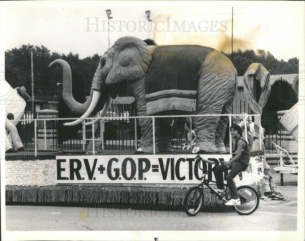 1987 Press Photo Elephant float touts Edward Vrdolyak&#39;s Republican Party linkup - Historic Images