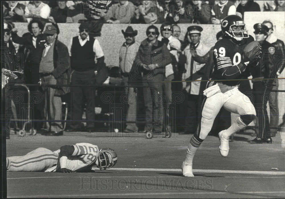 1980 Press Photo Chicago Bears James Scott hauls in Vince Evans
