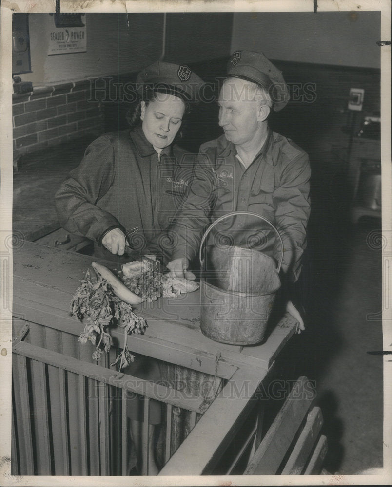 1948 Reporter Virginia Marmaduke Edgar Robinson Monkeys Lincoln Zoo - Historic Images